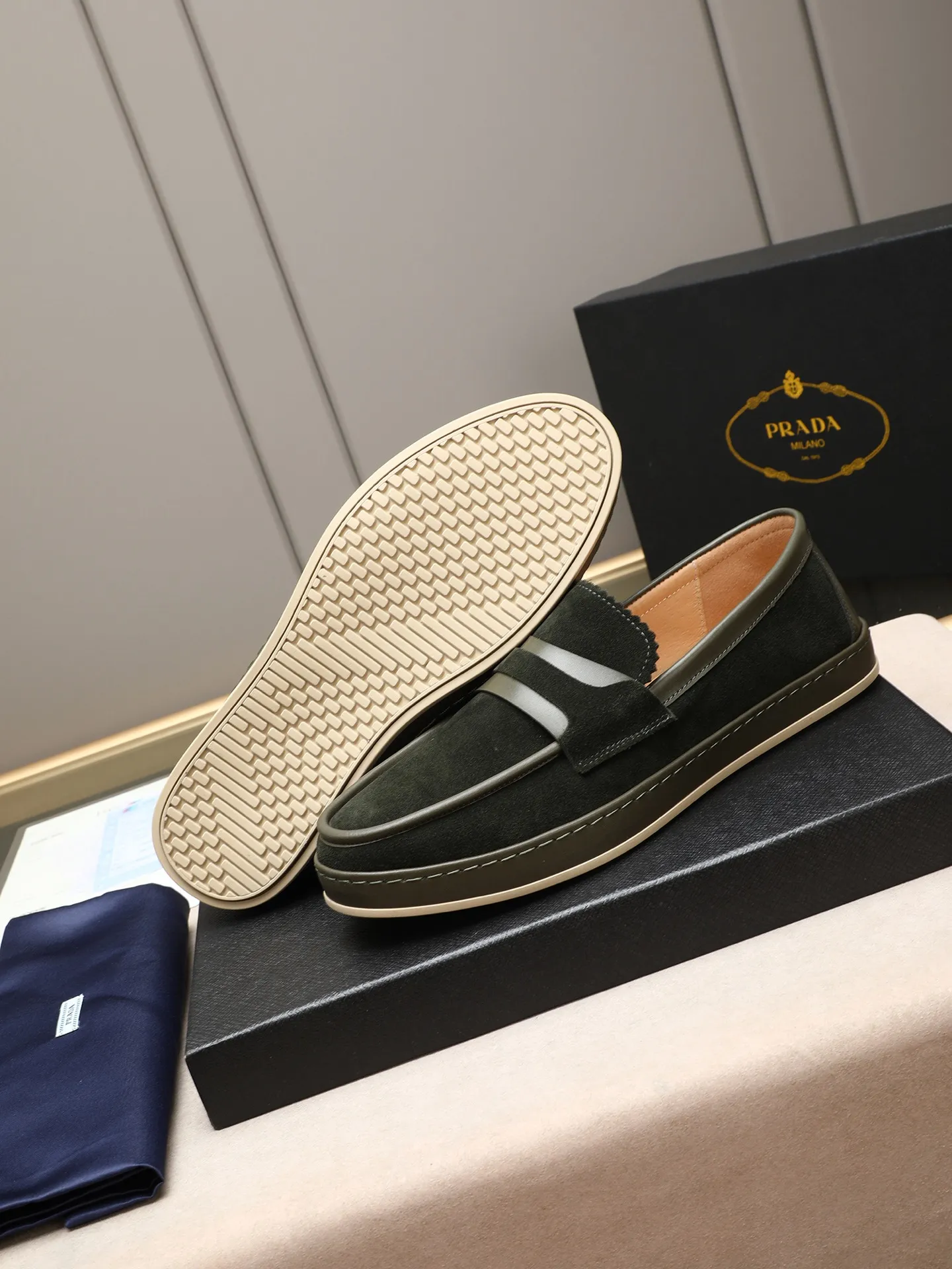 Men's men's shoes 💰P420 🆕🔥New update🔥👟PRADA (Prada) new products are released, imported soft cowhide, fashionable to allow air to penetrate the entire shoe, and the awesome shoes [strong] bring an extremely comfortable and breathable feeling! Beautiful inside and out! Exquisite workmanship, top-grade cowhide material, 😌Number: 38~44 (45 customized) 4 colors of black, blue, gray to choose from.